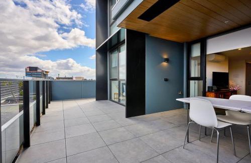 Sunshine Appartement | Sunview Modern 2-Bed with City Views