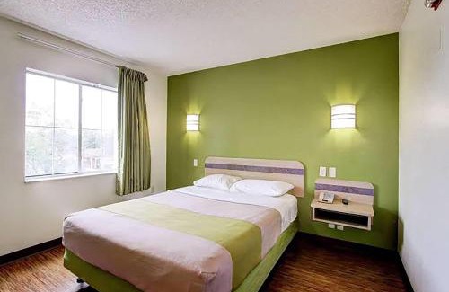 Aurora Hôtel | Super 8 by Wyndham Aurora East
