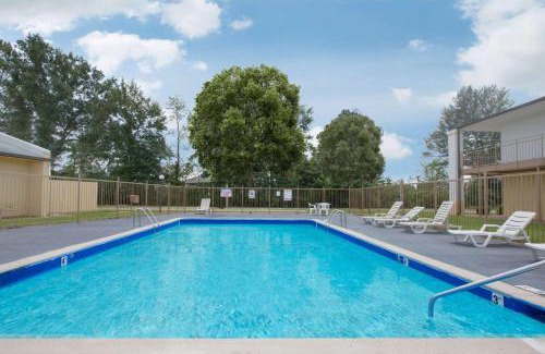 Brinkley Hôtel | Super 8 by Wyndham Brinkley
