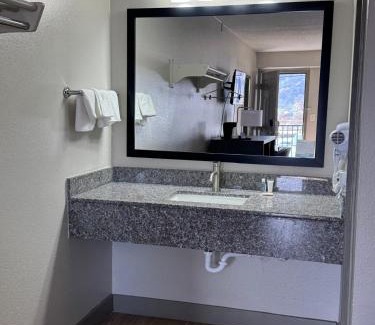 Tad Hôtel | Super 8 by Wyndham Charleston WV
