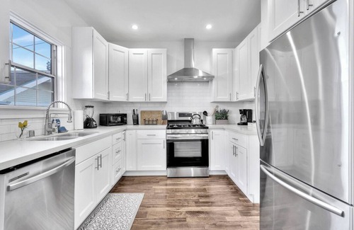 Willmore Maison | Super-Clean Bright & Big Private House w Huge Yard Near Beach, shopping + dining