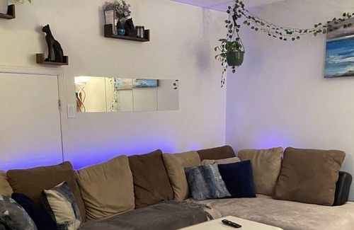 Fabreville Maison | Super Comfortable & Spacious, PRIVATE 1 Bedroom Apartment