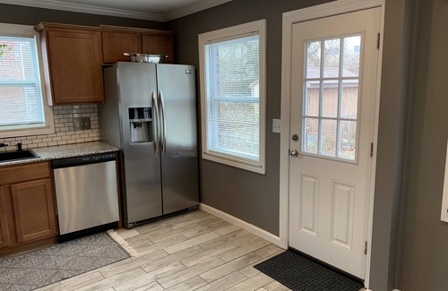 Fairfax Maison | Newly Renovated Super Comfy Bungalow - Central Locale - Pet Friendly