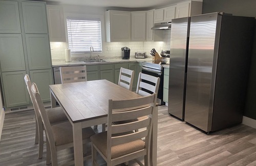 Appleton Maison | SUPER Conveniently located & fully remodeled!