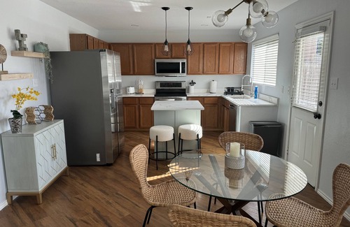 Timberwood Park Maison | Super cozy newly renovated and furnished house.
