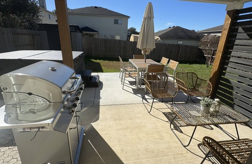 Timberwood Park Maison | Super cozy newly renovated and furnished house.