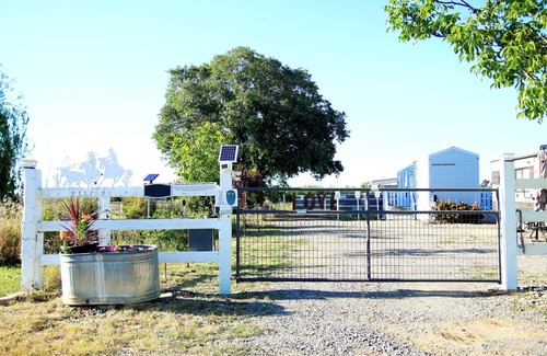 Tehama County Cottage | Super Cute, 1 Bedroom cottage close to the river, and 6 miles to the Casino