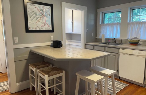 Melrose Maison | Super Family Friendly home - Sleeps 5. Close to Boston and Salem MA