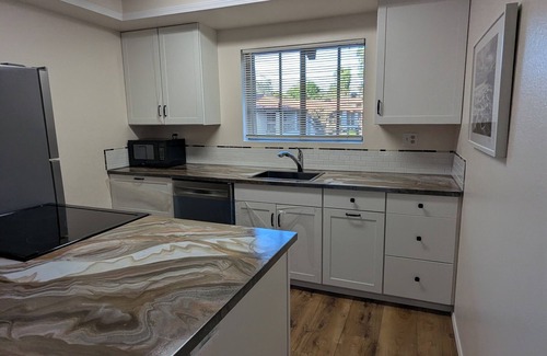 Grantville Copropriété | You can hear the Mission Bells in this cool 2 Bed condo. WOW! Ck That kitchen!!