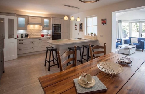 Claddagh Maison | Super location just 5 minutes to Salthill beach & the heart of Galway City!