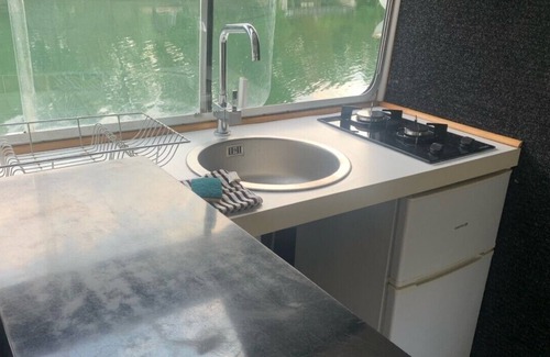 La Ferte-sous-Jouarre Location De Bateaux | Super mini-salle pour vos fêtes, sur l'eau !