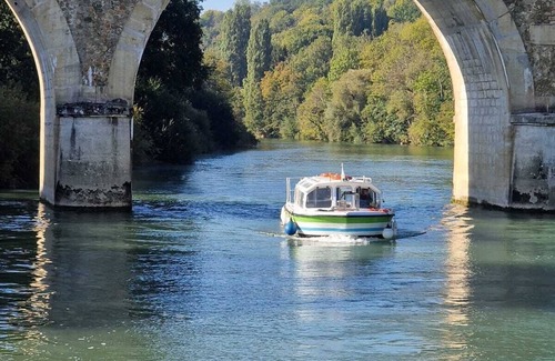La Ferte-sous-Jouarre Location De Bateaux | Super mini-salle pour vos fêtes, sur l'eau !