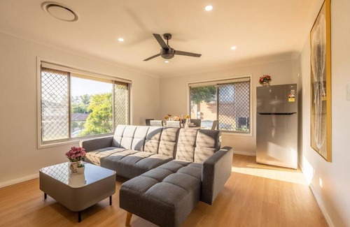 Macgregor Maison | Super Value 4BR House near Westfield Shops and Parks