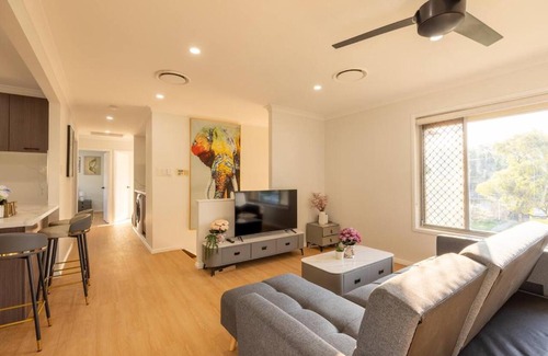 Macgregor Maison | Super Value 4BR House near Westfield Shops and Parks