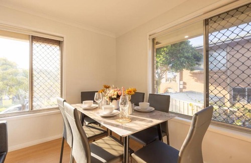 Macgregor Maison | Super Value 4BR House near Westfield Shops and Parks