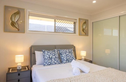 Macgregor Maison | Super Value 4BR House near Westfield Shops and Parks