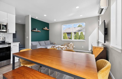 Southeast Magnolia Maison | Superb 2-bedroom house with AC, private yard & off street parking in Seattle