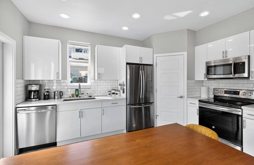 Southeast Magnolia Maison | Superb 2-bedroom house with AC, private yard & off street parking in Seattle
