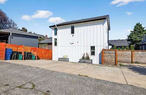 Southeast Magnolia Maison | Superb 2-bedroom house with AC, private yard & off street parking in Seattle