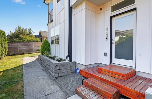 Southeast Magnolia Maison | Superb 2-bedroom house with AC, private yard & off street parking in Seattle