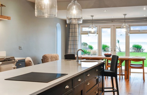 Middleton-on-Sea Maison | Superb beach house with beautiful garden with hot tub and private beach access