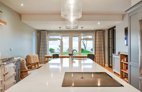 Middleton-on-Sea Maison | Superb beach house with beautiful garden with hot tub and private beach access