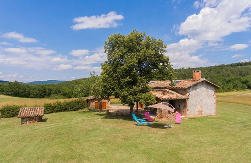 Sainte-Cecile-du-Cayrou Cottage | Superbe maison en pierre aux portes de la Forêt