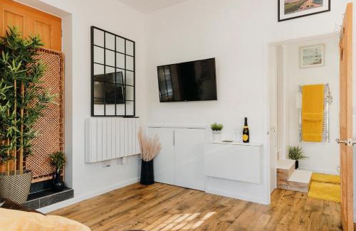 Caldicot Appartement | Superb Guest Suite in Caldicot with Parking