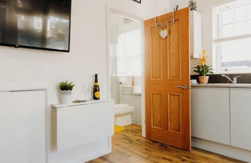 Caldicot Appartement | Superb Guest Suite in Caldicot with Parking