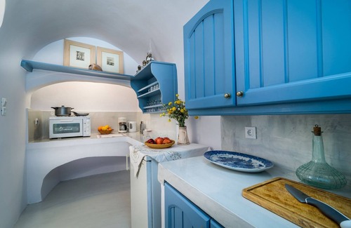 Finikia Villa | Fava Eco Suites Santorini Master Suite with Outdoor Private Jacuzzi