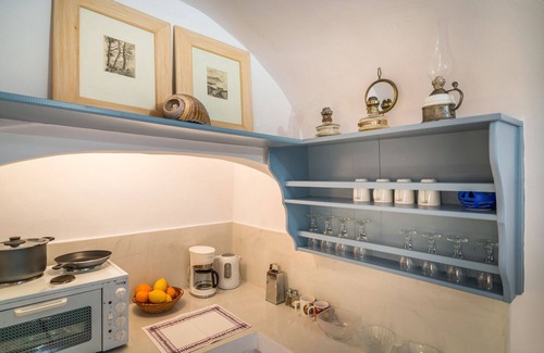 Finikia Villa | Fava Eco Suites Santorini Master Suite with Outdoor Private Jacuzzi
