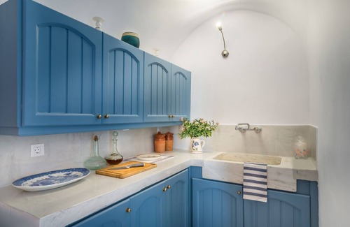Finikia Villa | Fava Eco Suites Santorini Master Suite with Outdoor Private Jacuzzi