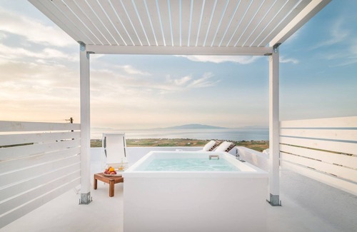 Finikia Villa | Fava Eco Suites Santorini Master Suite with Outdoor Private Jacuzzi