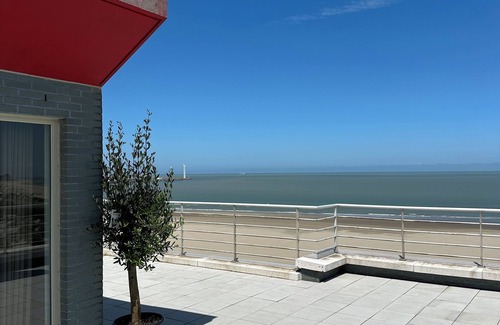 Heist Appartement | Superb seafront penthouse 90 M2 and 90 M2 terrace 2 garages <2 bedrooms 2 bathrooms