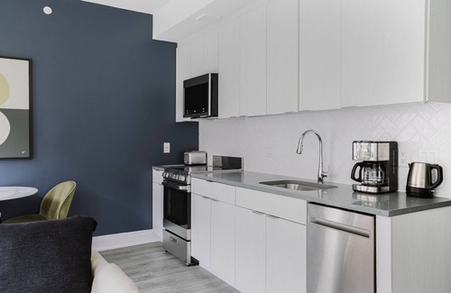 Capitol Hill Appartement | Superb SW Waterfront Jr 1BR w/ EV Charging, nr Dining, by Blueground