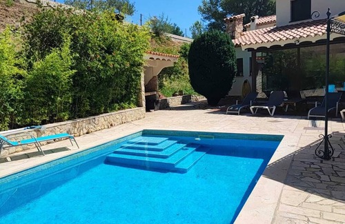 L'Albiol Villa | Superbe villa située dans une pinède, avec piscine, à 15 minutes des plages.