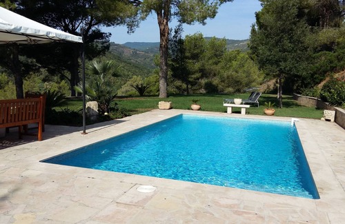L'Albiol Villa | Superbe villa située dans une pinède, avec piscine, à 15 minutes des plages.