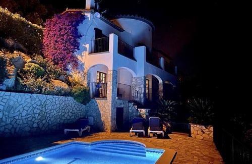 Calonge Villa | Superbe villa avec piscine privée chauffée + vue imprenable sur la mer et la montagne