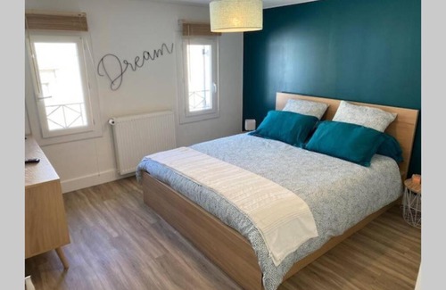 La Roche-Chalais Appartement | Superbe appartement rénové 4 personnes Le Zen Scandi au centre ville - Draps - Serviettes Parking -
