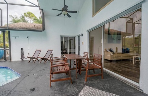 Wellington Maison | Superbe oasis au bord de l'eau allie le luxe Modène a la sérénité tropicale.