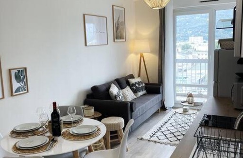 Quartier des Eaux-Claires Appartement | Superbe: parking gratuit + wifi puissant + balcon