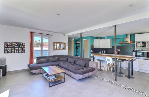 Bouillargues Maison | Superbe villa 6 couchages + un lit bébé, jacuzzi, piscine, salle de sport, calme
