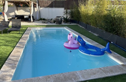 Bouillargues Maison | Superbe villa 6 couchages + un lit bébé, jacuzzi, piscine, salle de sport, calme