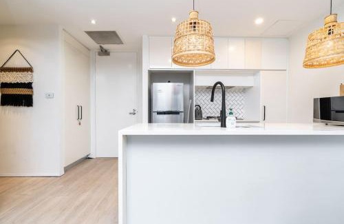 Kingston Appartement | Superbly Convenient Lakefront View Apt - Hosted by Canstay