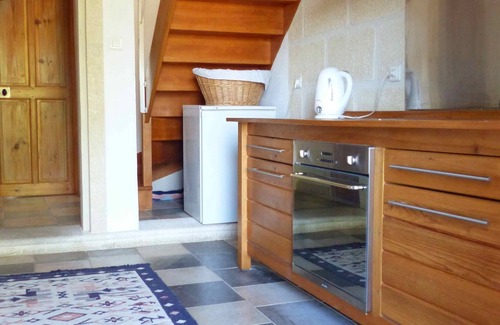 Junas Appartement | Appartement tout confort dans vieille batisse. Grande piscine, parc spacieux