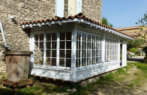 Junas Appartement | Appartement tout confort dans vieille batisse. Grande piscine, parc spacieux