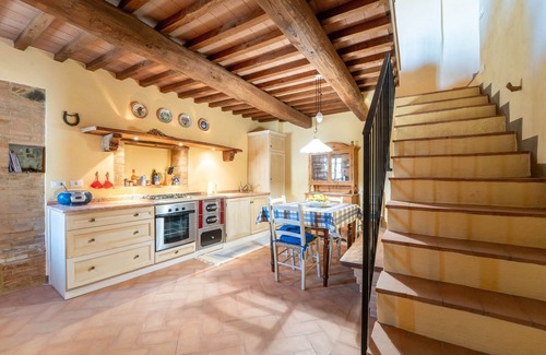 Castelnuovo di Val di Cecina Appartement | Superior apt for four people, ideal for families with outdoor terrace