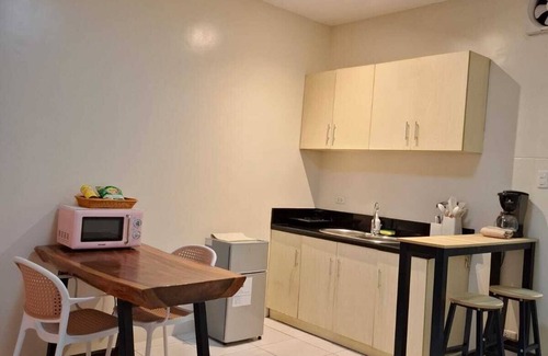 Ermita Night District Appartement | Superior Queen 1BR 1BA w/Balcony Pool Bayview Netflix