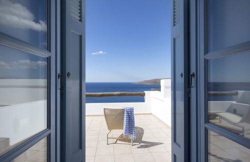 Ydrousa Villa | Retraite supérieure en bord de mer avec piscine privée, jardin et vue exceptionnelle sur le coucher du soleil