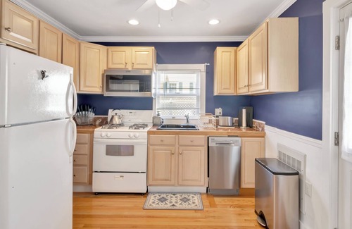 Kenberma Maison | Sur la Sand is STEPS from the ocean! renovated, clean, Wifi, and pet friendly!